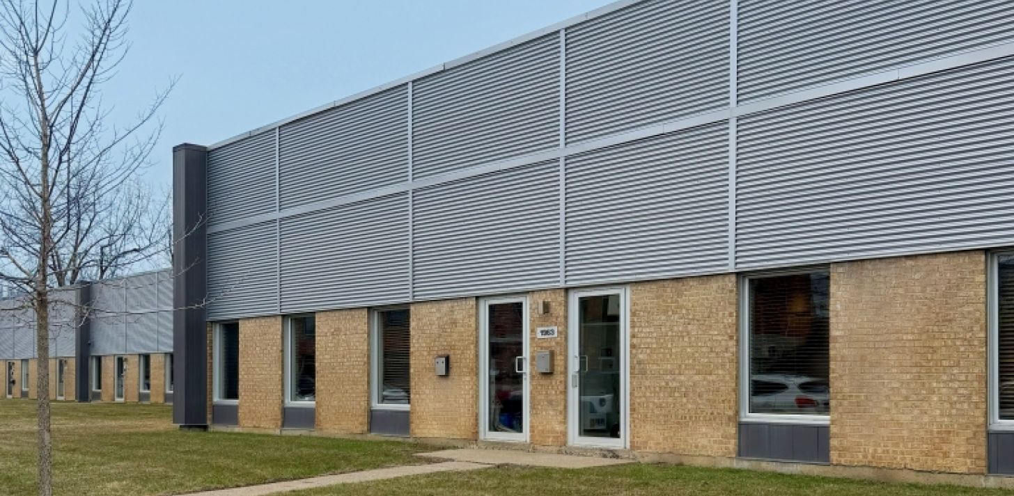 Well-located industrial space with 7 loading docks  - For Rent