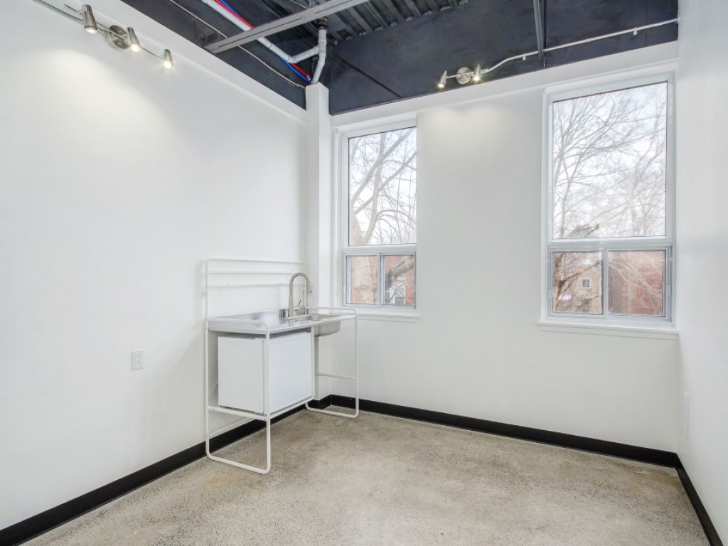 Local A Louer Ca Le 1 Site D Annonces Commercial Au Quebec Et De Batiments Commerciaux A Louer A Montreal Chaise De Coiffeur A Louer Lifestyle Spaces