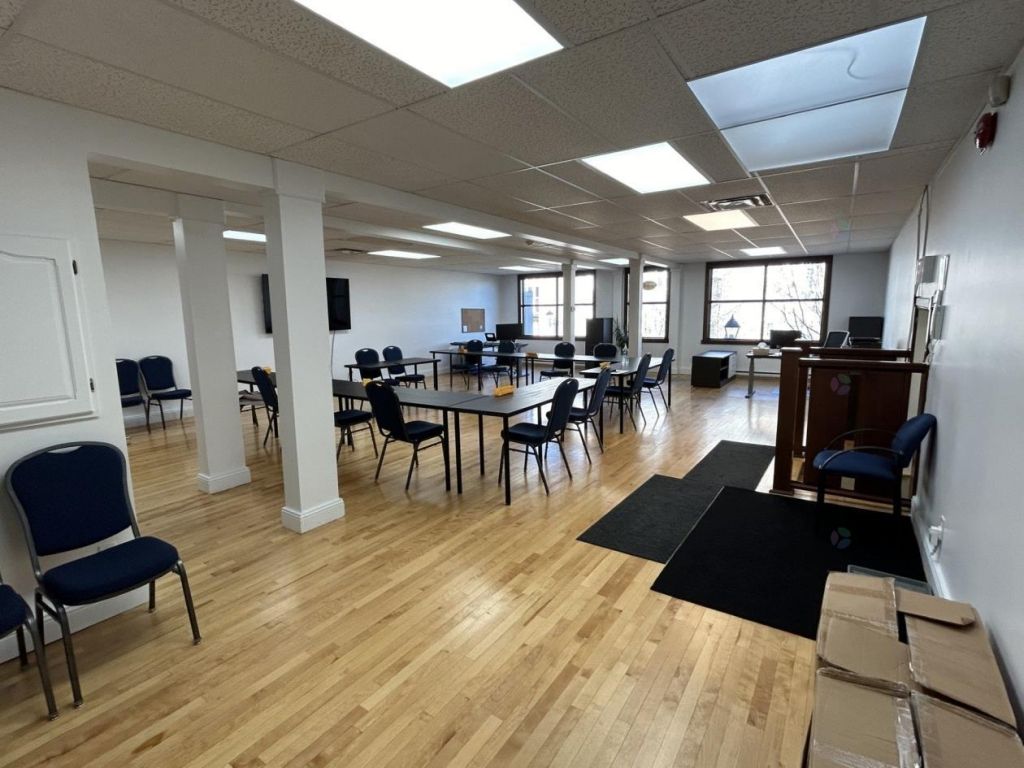 Bureau  louer 1414 pc au 2e tage centre-ville St-Jrme