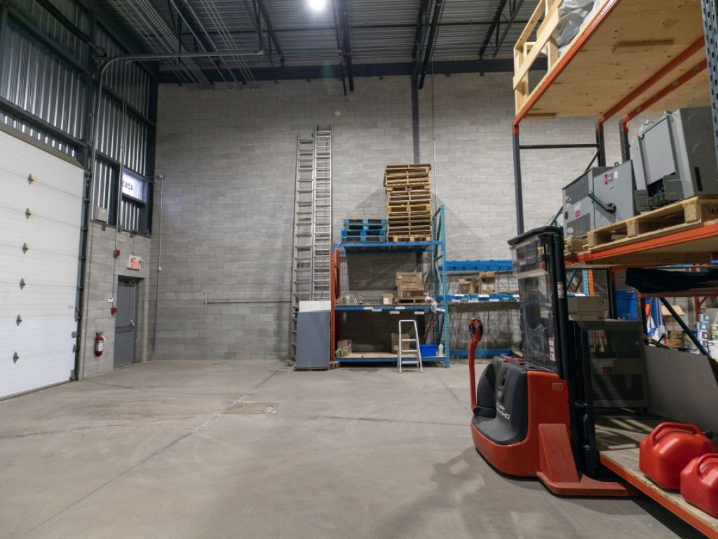 Industrial space for rent | Laval | 2,360 sq. ft. 