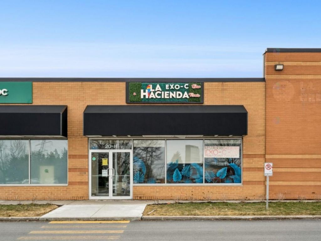 Fully equipped restaurant with terrace for sale in Boucherville