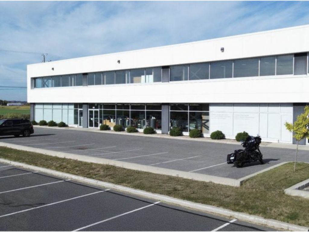 Superbe Local  18000' Industriel et/ou Commercial-Showroom-bureaux A louer