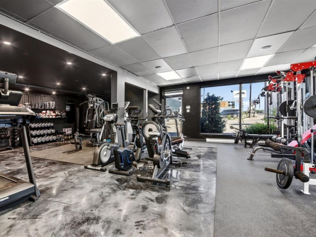 Commercial/office building for sale