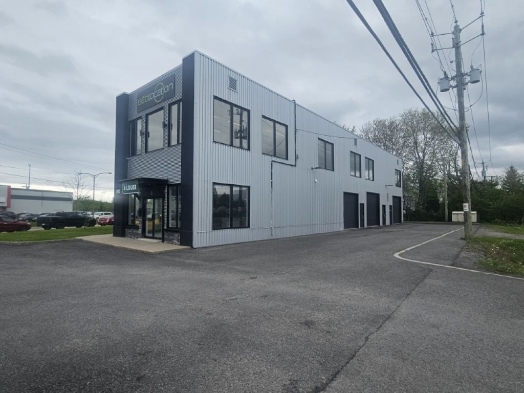 Local commercial  louer | 1445, boulevard Central, Qubec