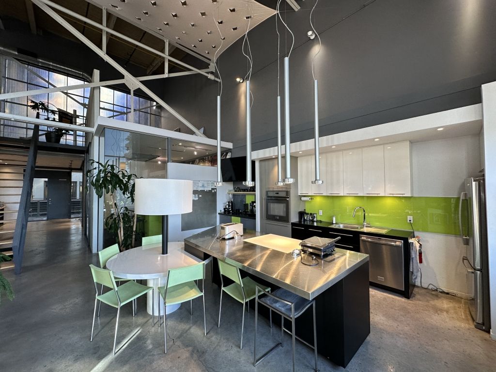 Technople Angus     Magnifique espace partag de 2522 pi ca