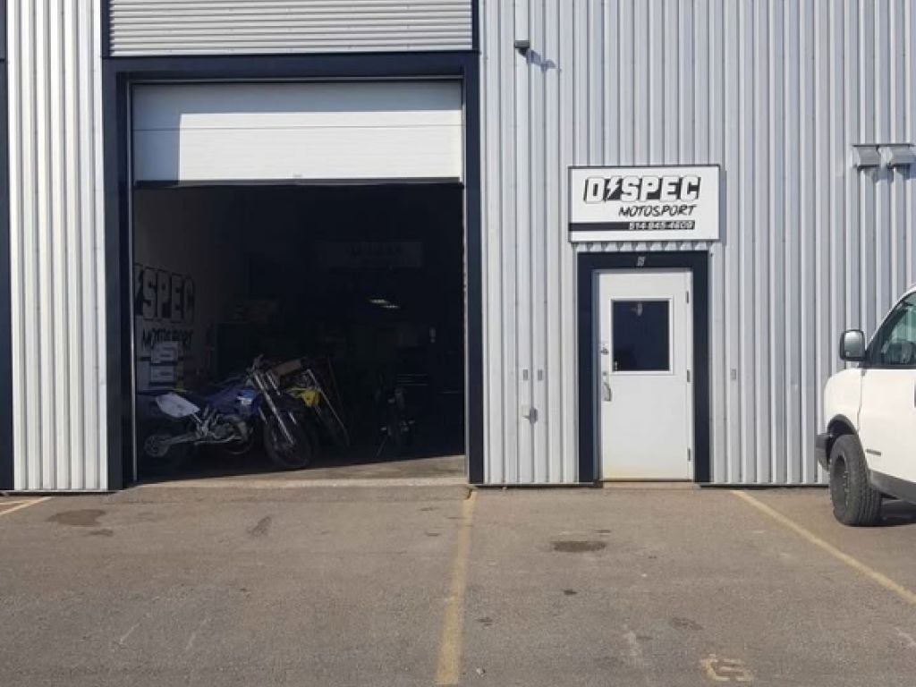 Turnkey Industrial Space  1,800 sq ft + Mezzanine, 14′ Garage Door, Compressor & Racking Included (Varennes)
