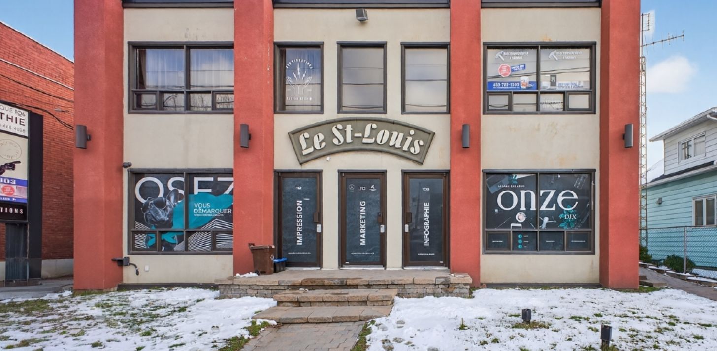 Immeuble commercial et bureaux à vendre - À vendre