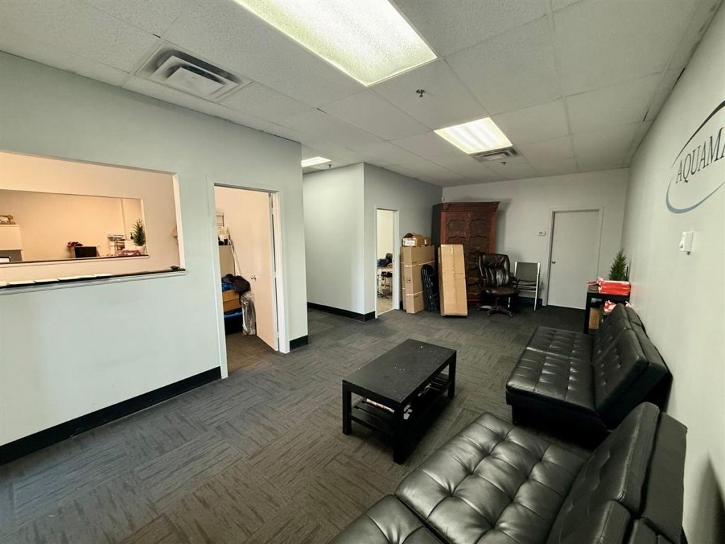 Industrial space for lease - 1275 Rue Bergar, local A