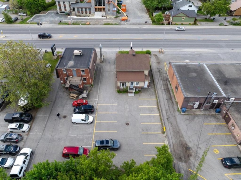 Building for rent Cure-Labelle Blvd Sainte-Therese