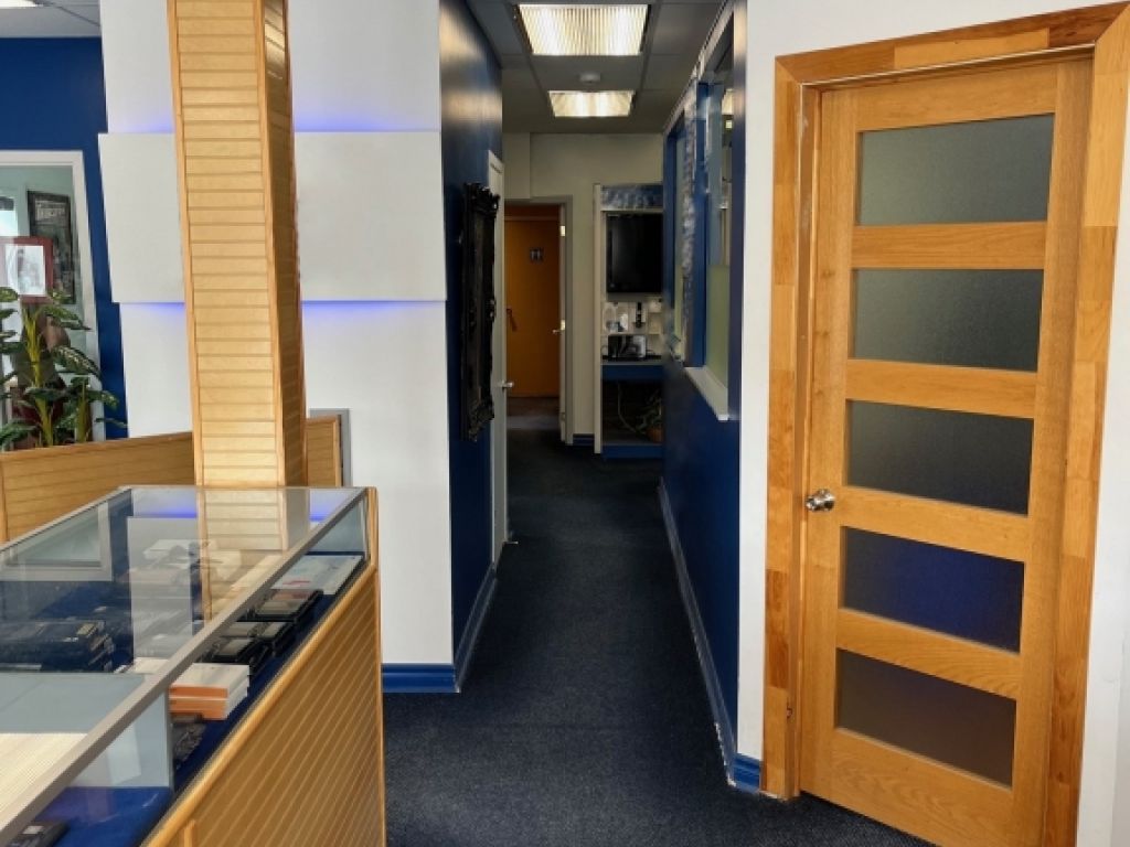 Commercial space on Lajeunesse street ideal for shops and businesses seeking  presence and visibility.