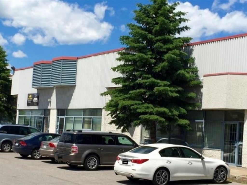 Industrial Space for Lease in Laval � 2,550 sq. ft. | Sainte-Rose