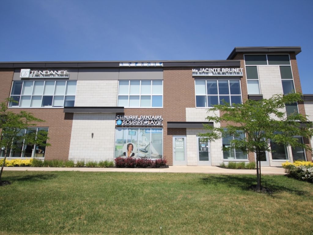  Commercial Unit, Office for rent in Brossard