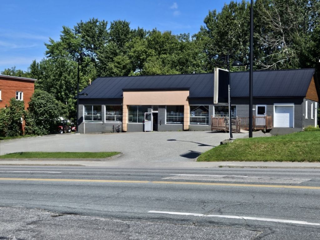Btisse commercial bien situ directement sur la Rue King Est  Sherbrooke. 