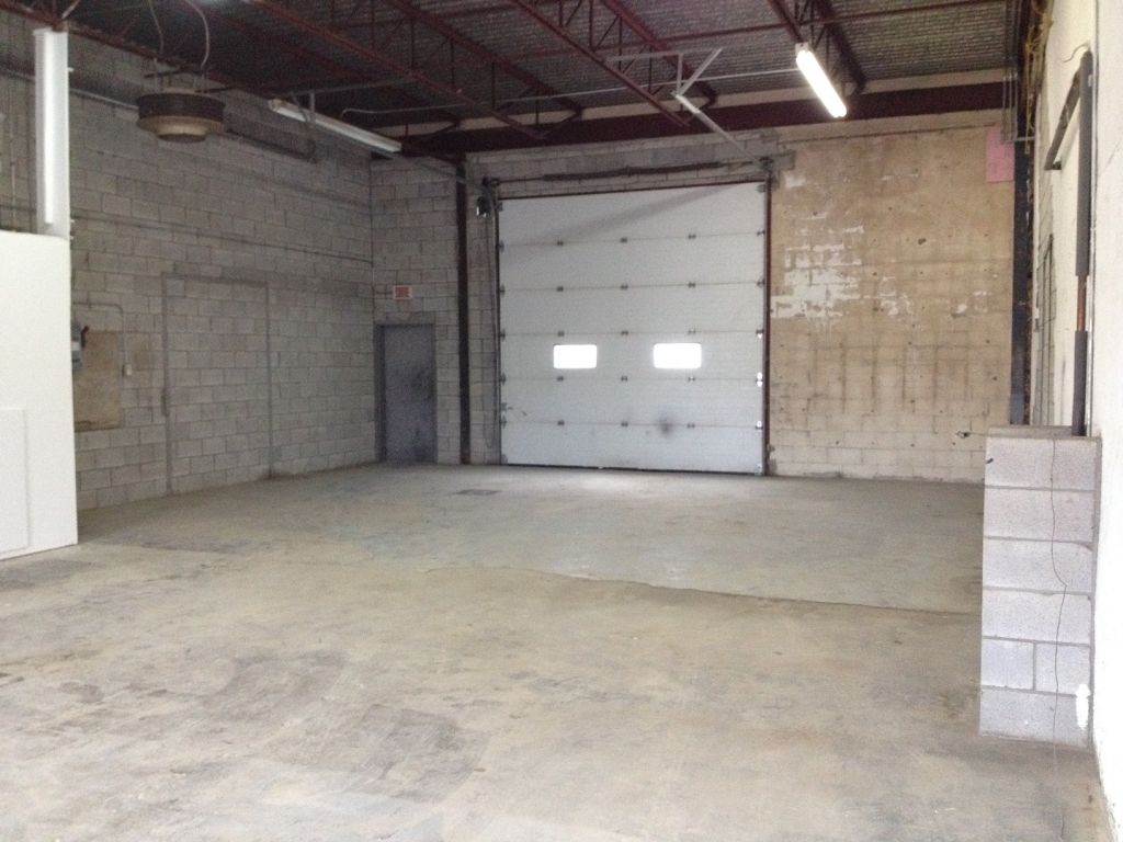 Superbe local en faade 1000  1600 p.c.- Secteur industriel- Rive-Sud
