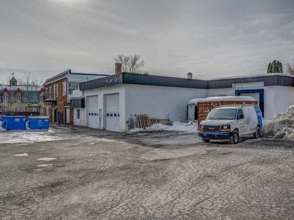 Offices with Storage, 3 Garages, 2 Loading Docks� St-Jerome