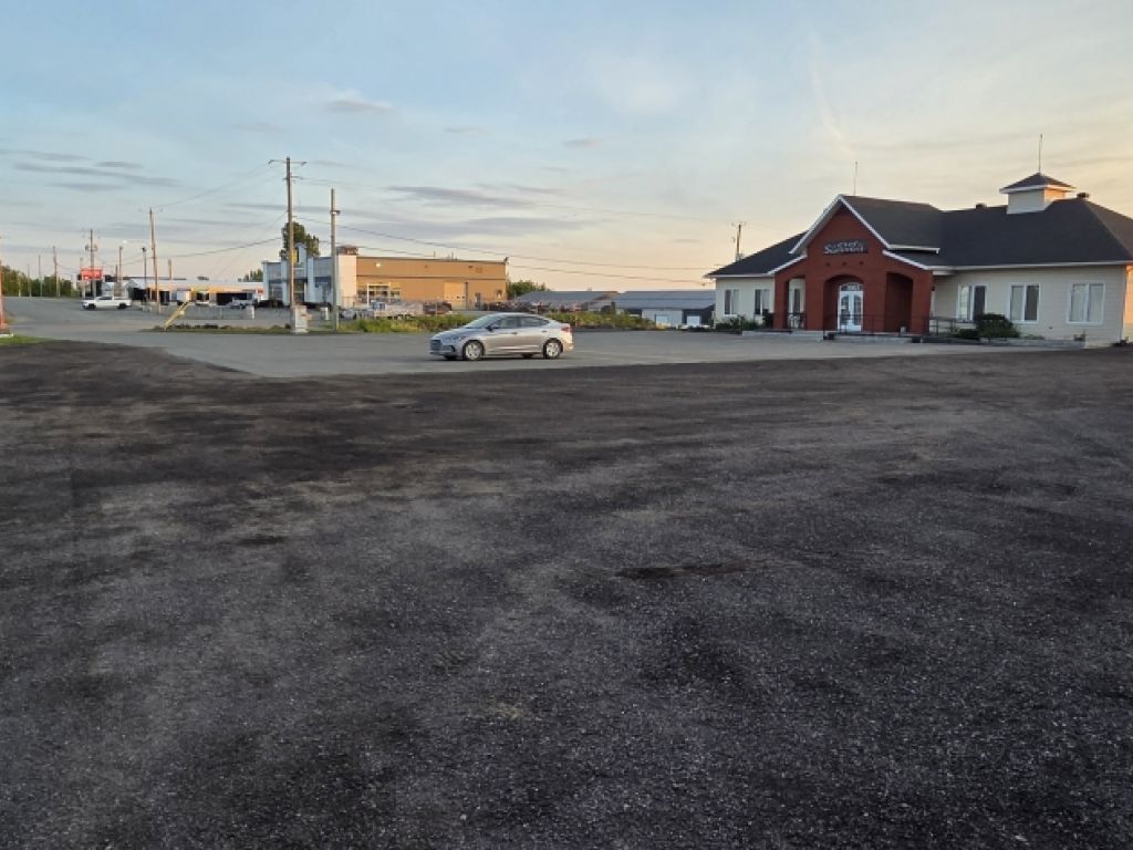 Grand local pr�s du futur Costco