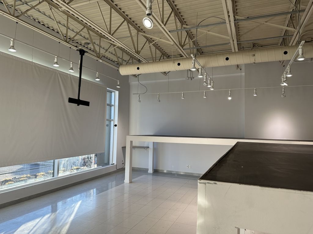 Superbe local 3000 pieds carrs - (possibilit de 6000 pieds carrs qui fait le coin) Aut des Laurentides, Laval