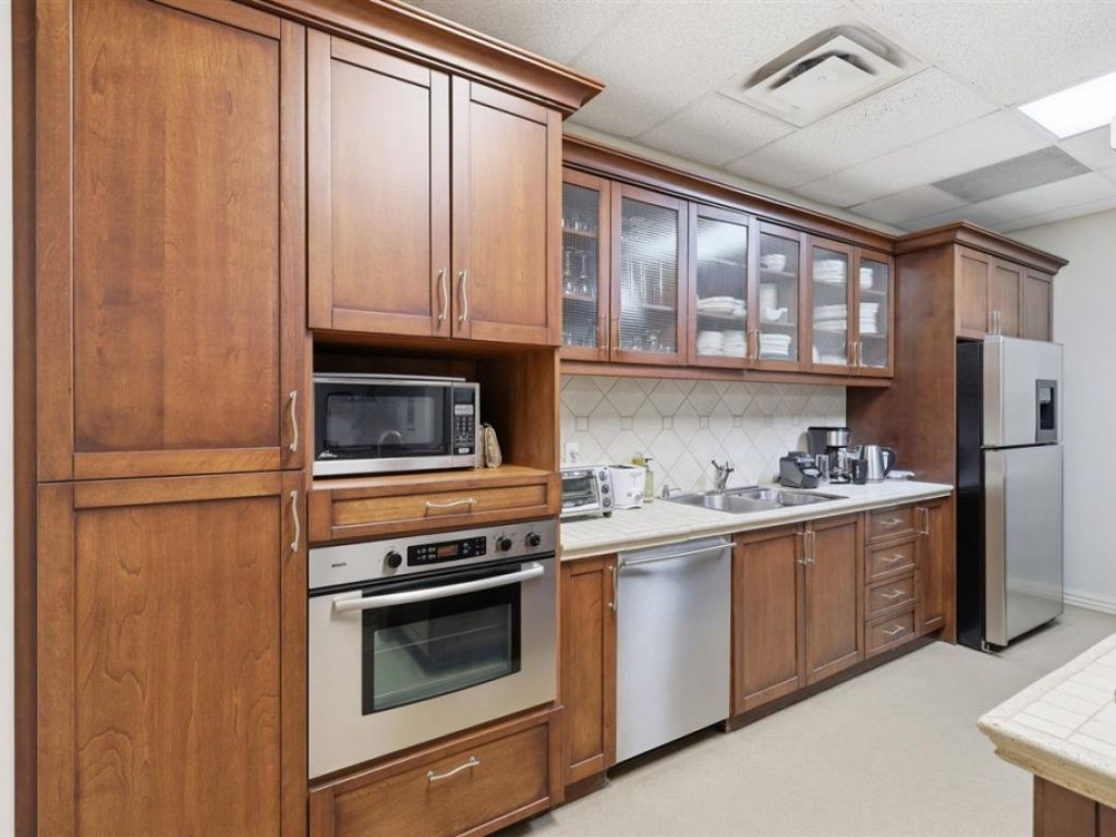 B�tisse industrielle � 8905 Boul. Henri-Bourassa O., Montr�al (Saint-Laurent)