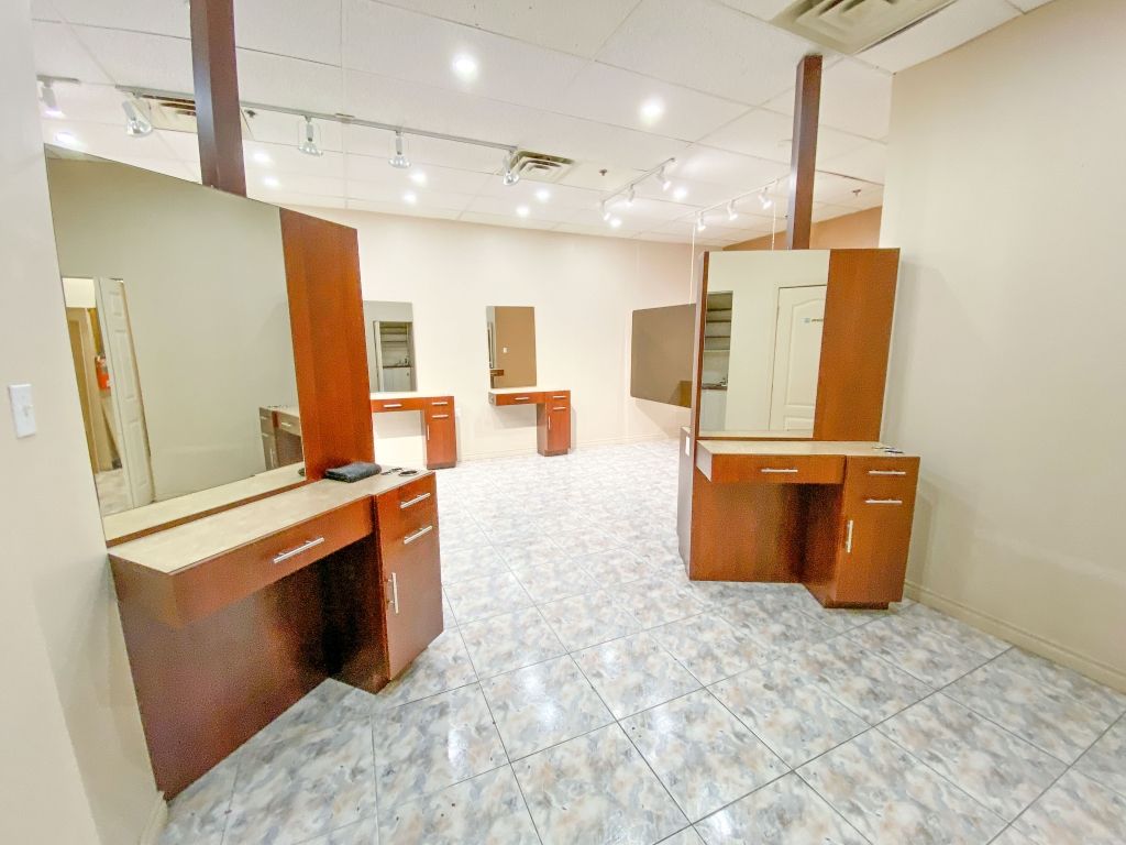 Former hairdressing premises for rent - Place La Citière