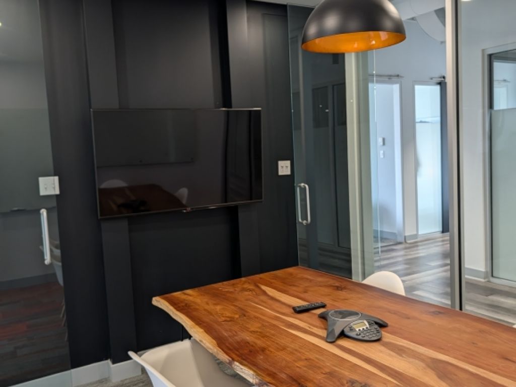 Location bureaux ferm�s et postes de travail - Laval - Acc�s direct A-440