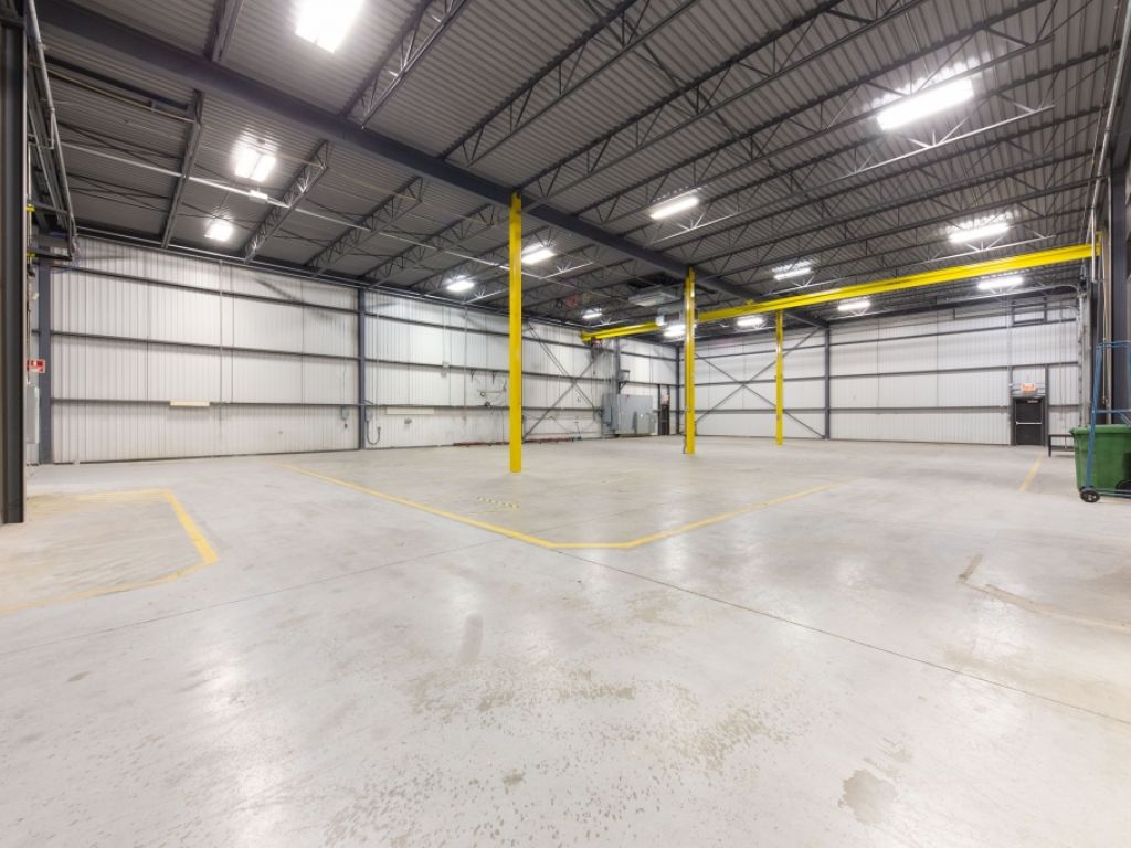 Turnkey industrial space in Boisbriands strategic business district