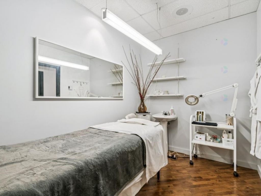 Local 2663 pc Visibilit� Exceptionnelle Ville-Marie Mtl