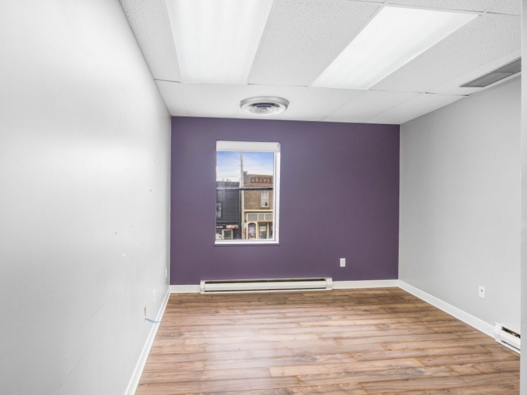 Building for sale or for rent + Office on 2nd floor Downtown St-Jerome