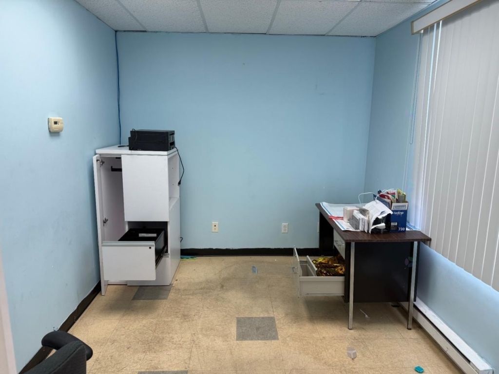 Bureau 520$/mois* dans centre d'achat achaland de Montral