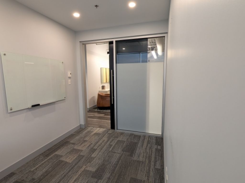 Location bureaux ferm�s et postes de travail - Laval - Acc�s direct A-440