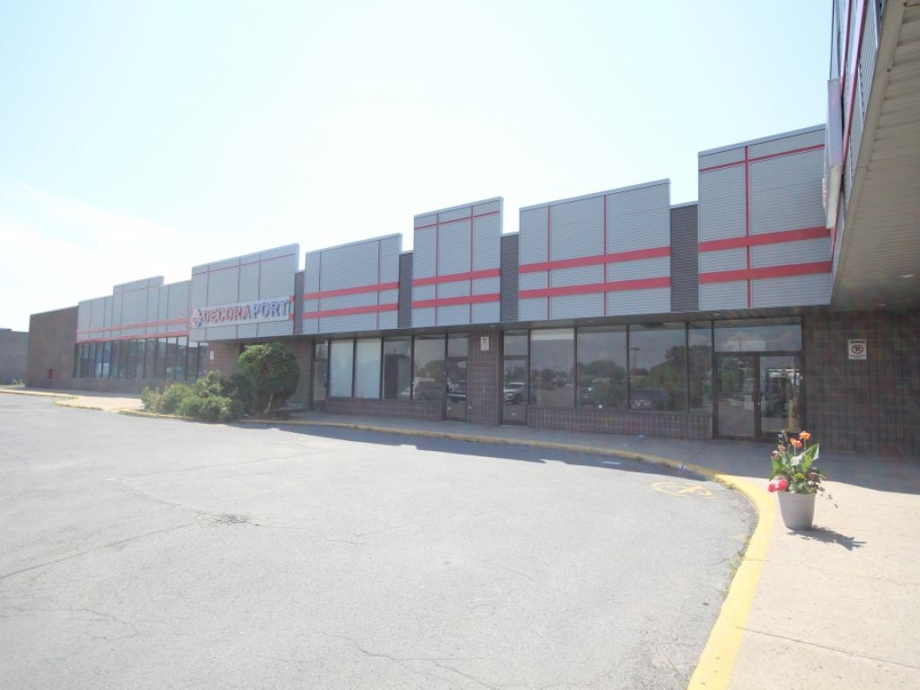 Commercial space for rent in Brossard