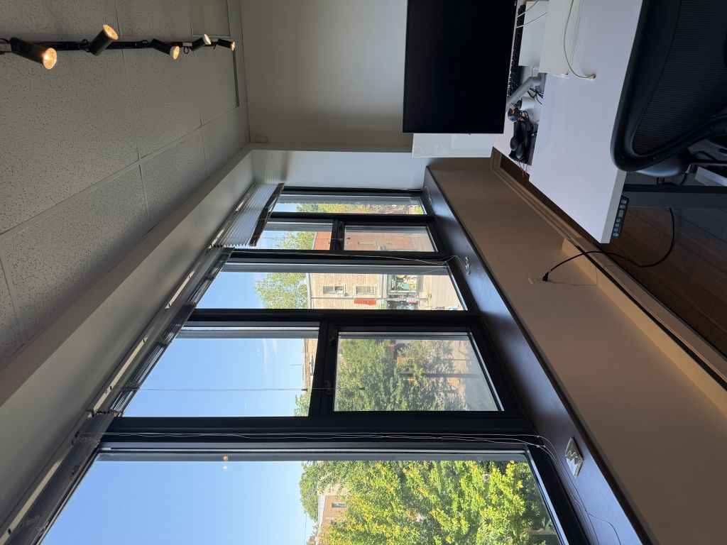 Bright corner office space for lease Plateau