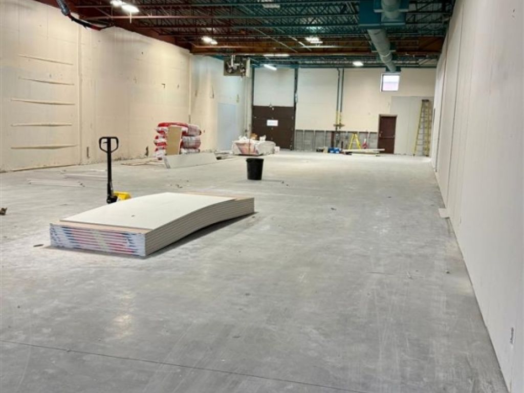 Commercial/Light Industrial Space for Rent � 2514 Boul. Le Corbusier, Laval (Chomedey)