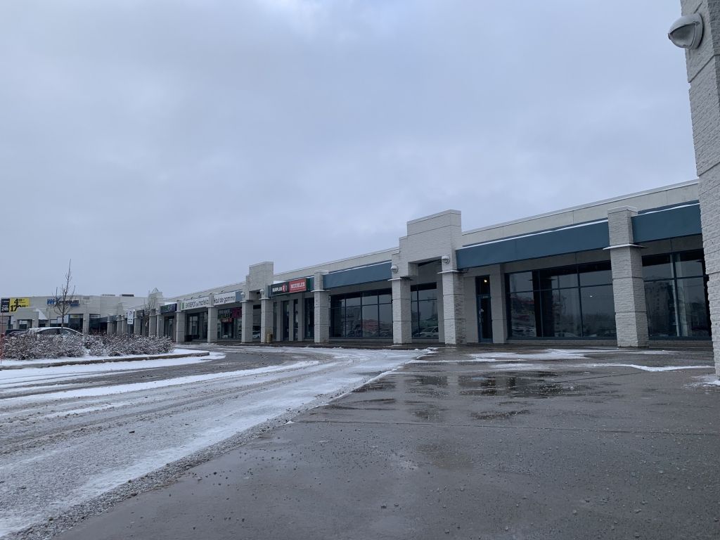 Commercial for rent in Laval