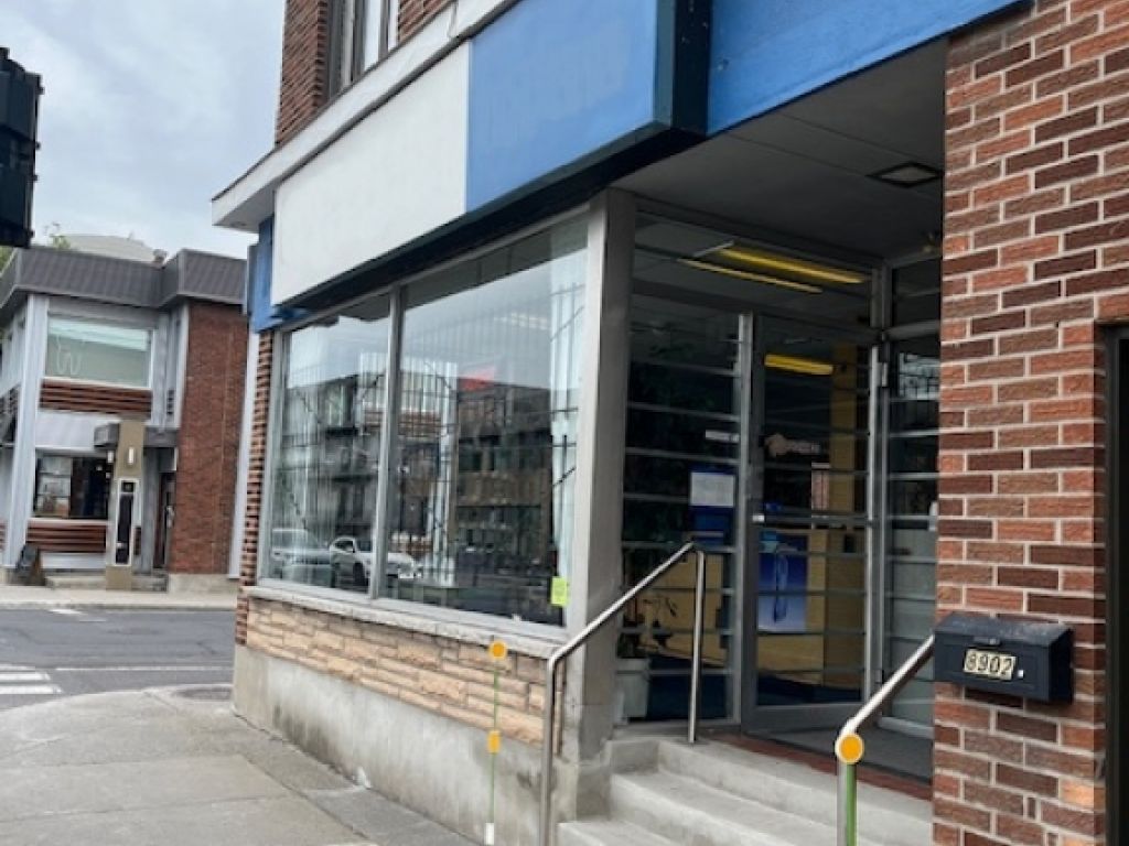 Commercial space on Lajeunesse street ideal for shops and businesses seeking  presence and visibility.