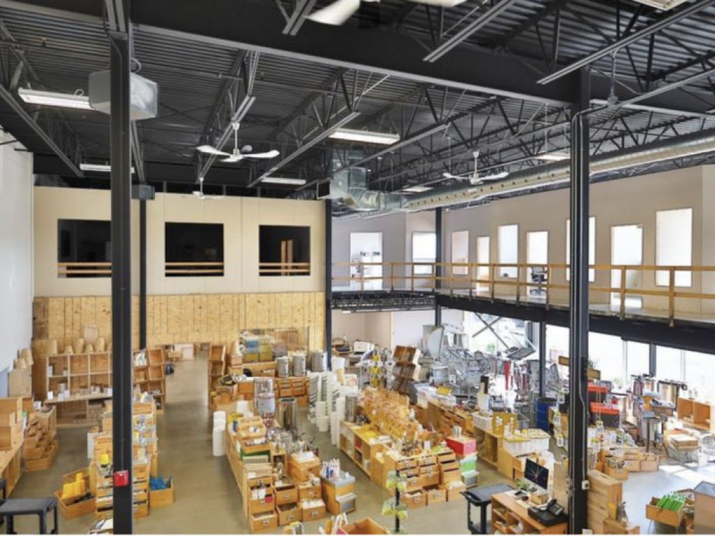 Superbe Local  18000' Industriel et/ou Commercial-Showroom-bureaux A louer