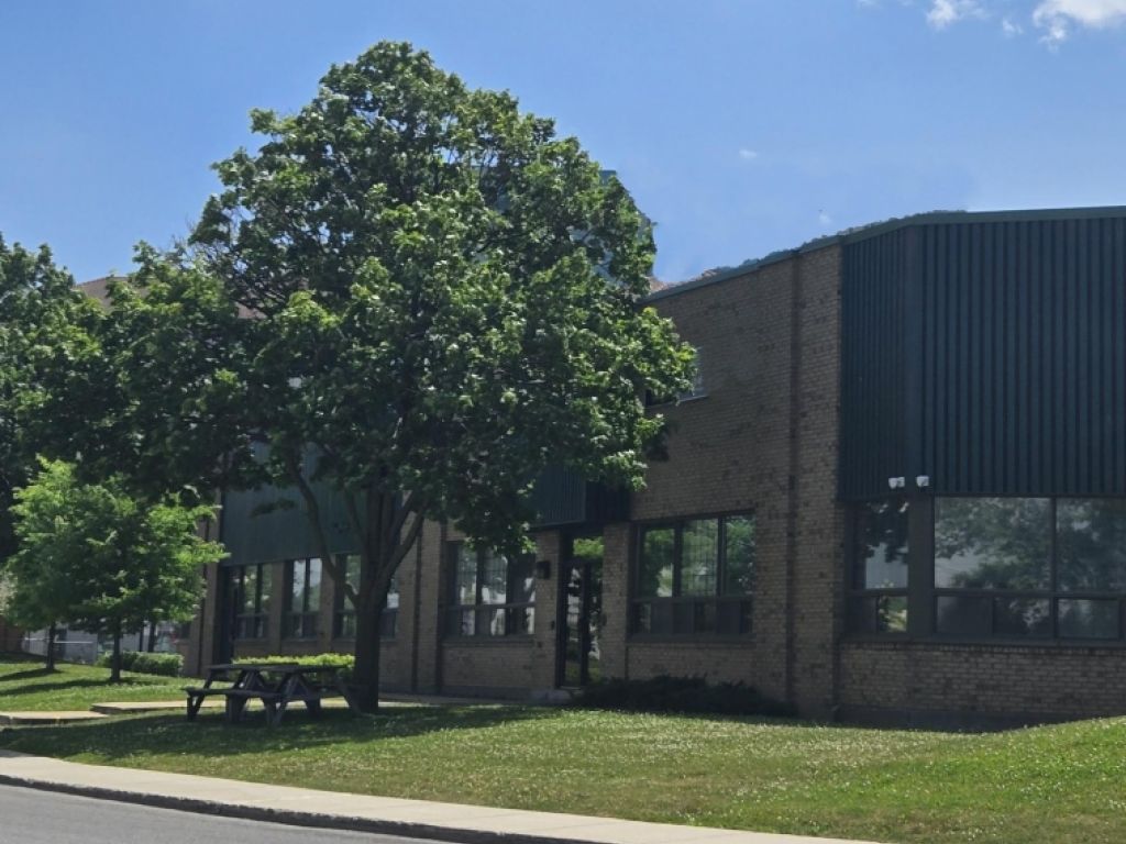 Entrept  louer de 2,000  50,000 pc, Laval