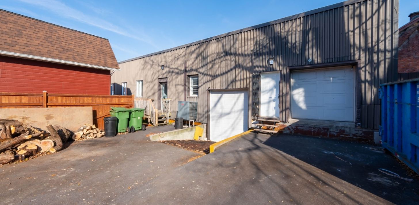 Warehouse for rent 1,400 sq.ft. La Prairie - For Rent