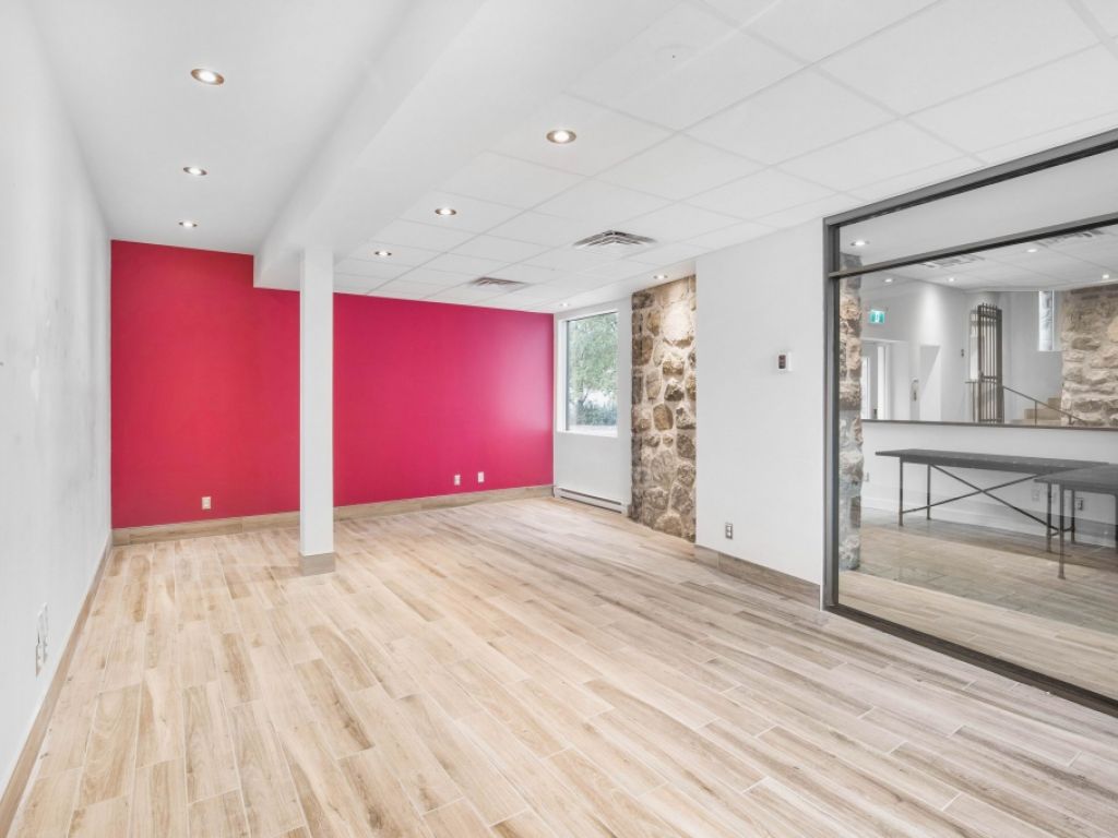2,875 sqft office in a centennial building in Longueuil