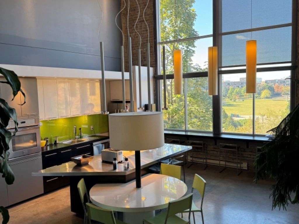 Technople Angus     Magnifique espace partag de 2522 pi ca