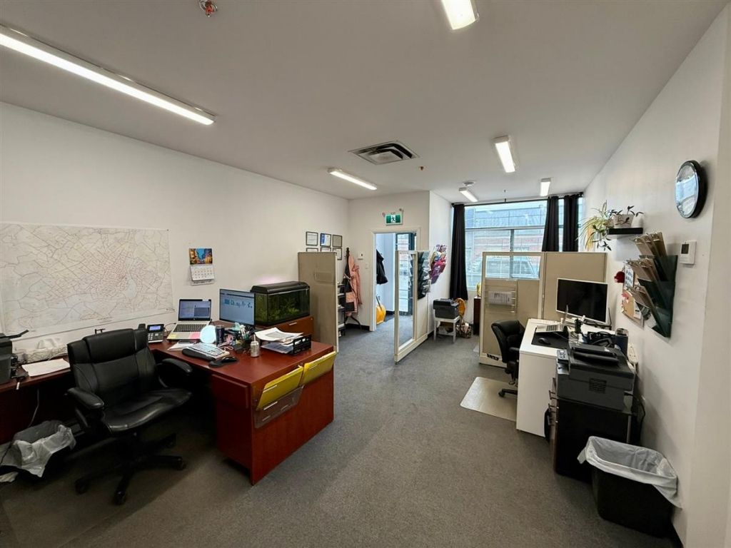 Industrial Space for Lease in Laval � 2,550 sq. ft. | Sainte-Rose