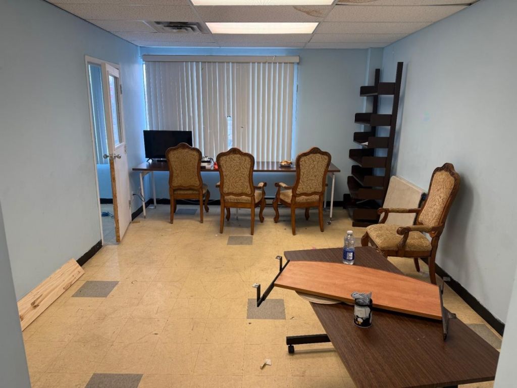 Bureau 520$/mois* dans centre d'achat achaland de Montral