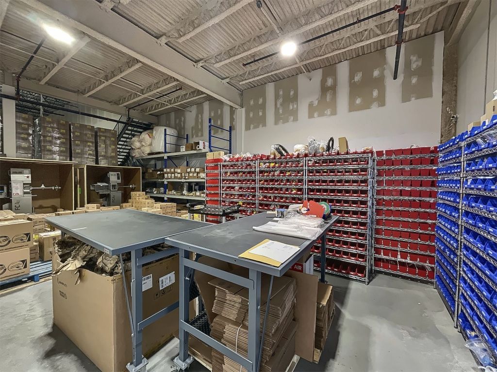 Espace industriel � Louer Laval - 6 985 PI2