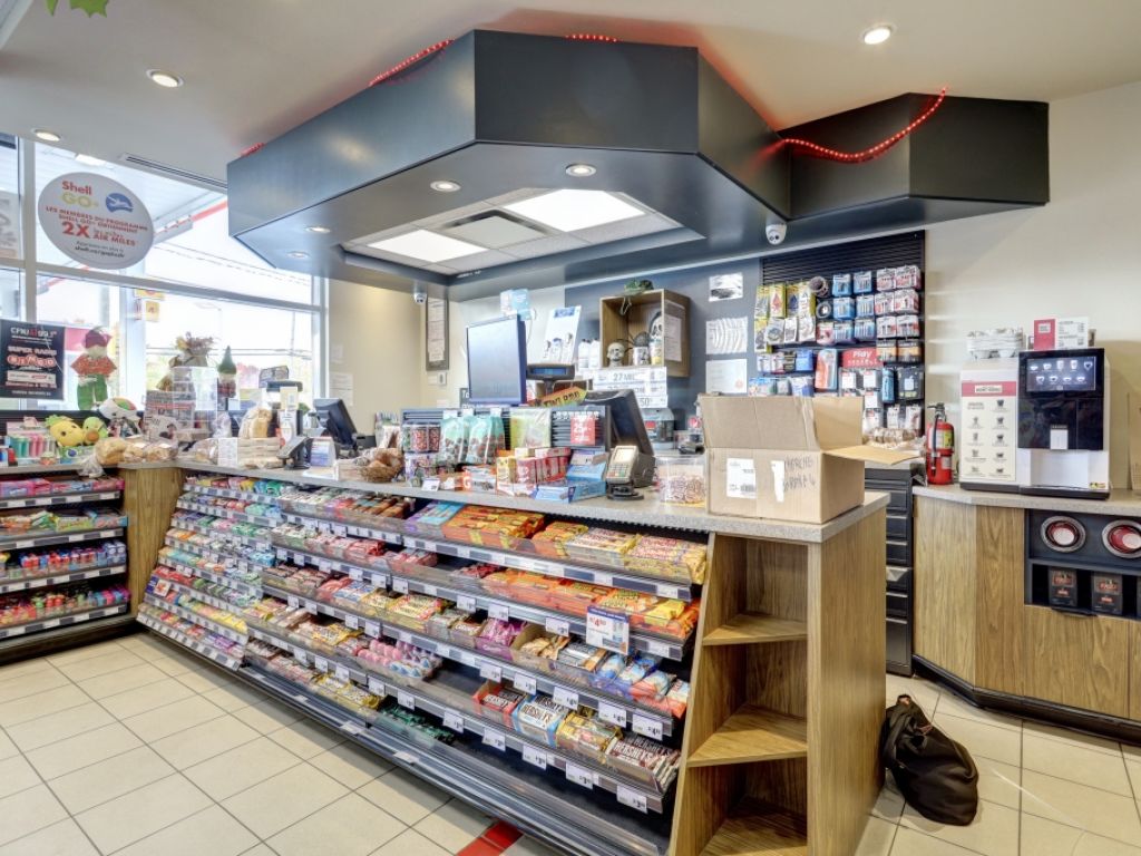 Bonisoir convenience store with Shell gas station