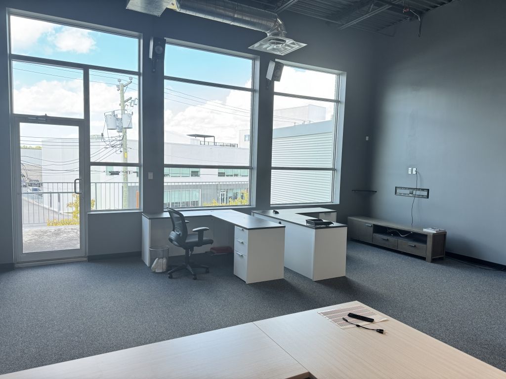 📍 Condo commercial  louer  1er tage  Laval, autoroute 440 Ouest