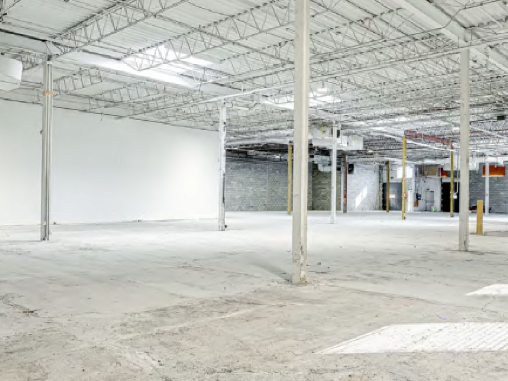 Industrial air-conditioned warehouse for rent-Dorval-Highways 40/13