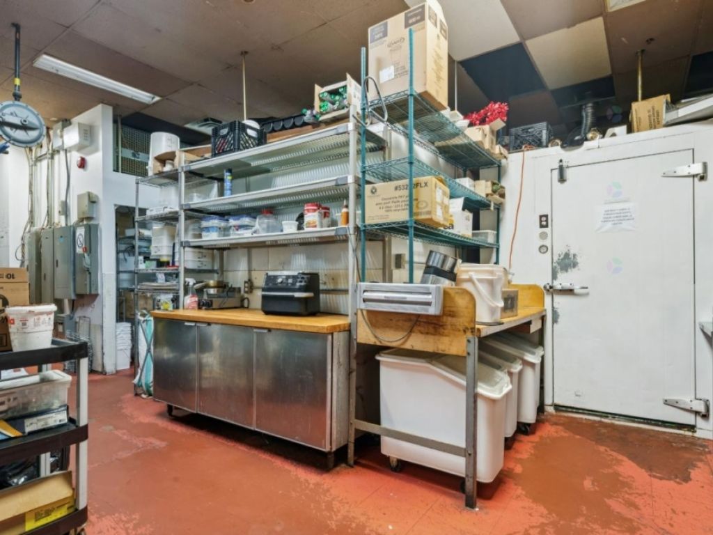 Fully equipped restaurant with terrace for sale in Boucherville